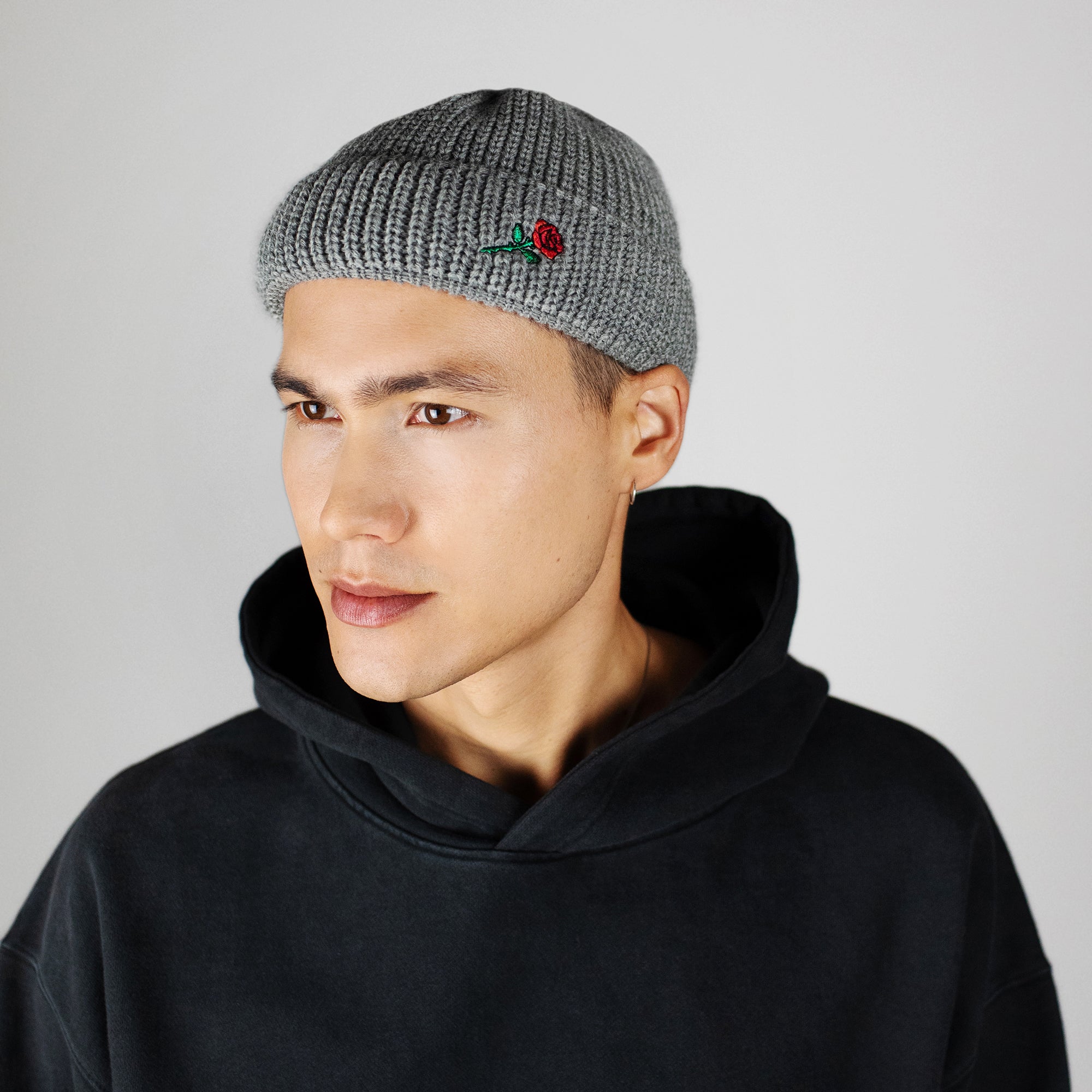 SHORT WOOL BEANIE ROSE EMBROIDERY - LIGHT-GREY