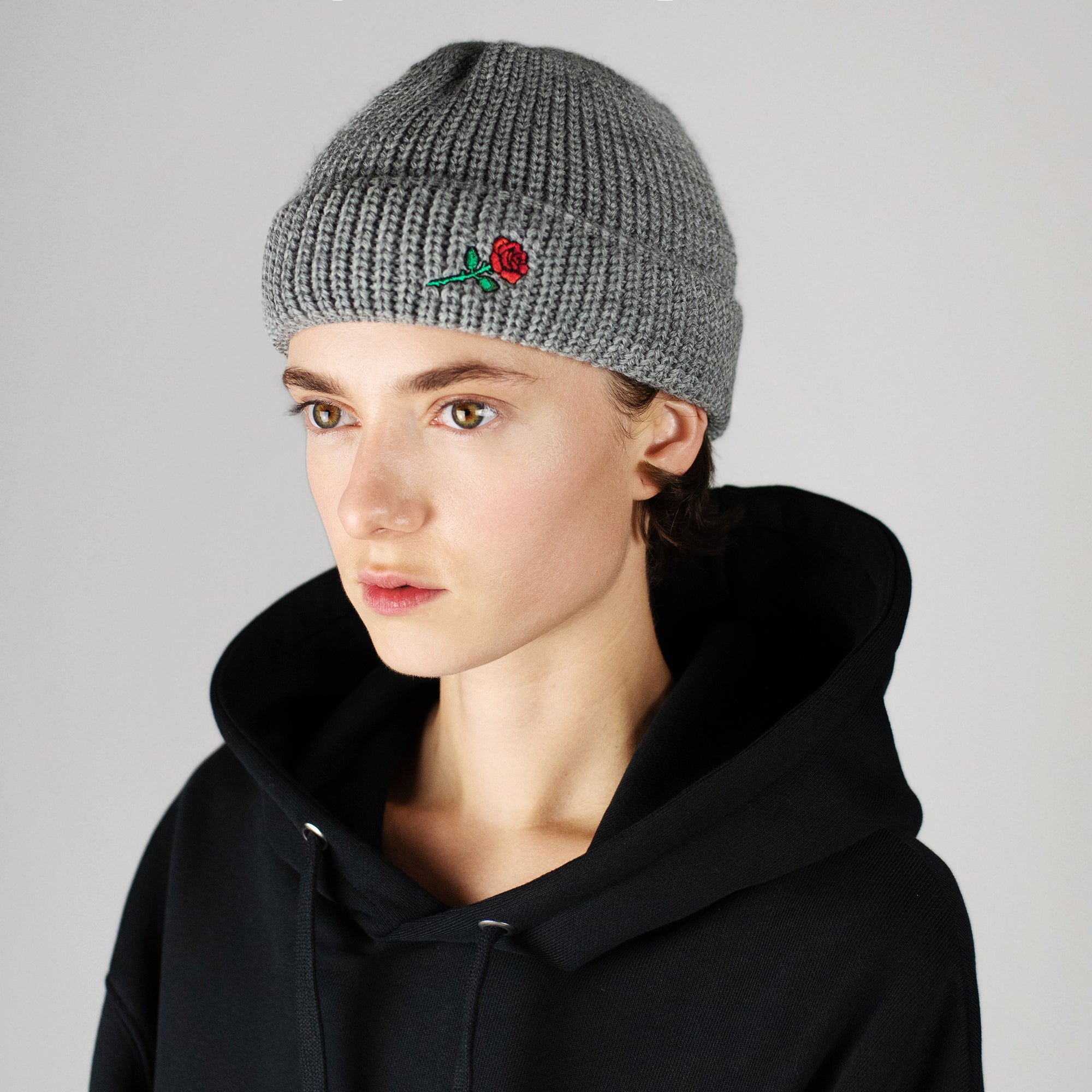 SHORT WOOL BEANIE ROSE EMBROIDERY - LIGHT-GREY